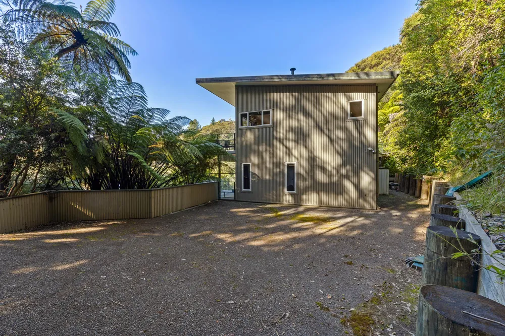 Photos of 1703 Kenepuru Road