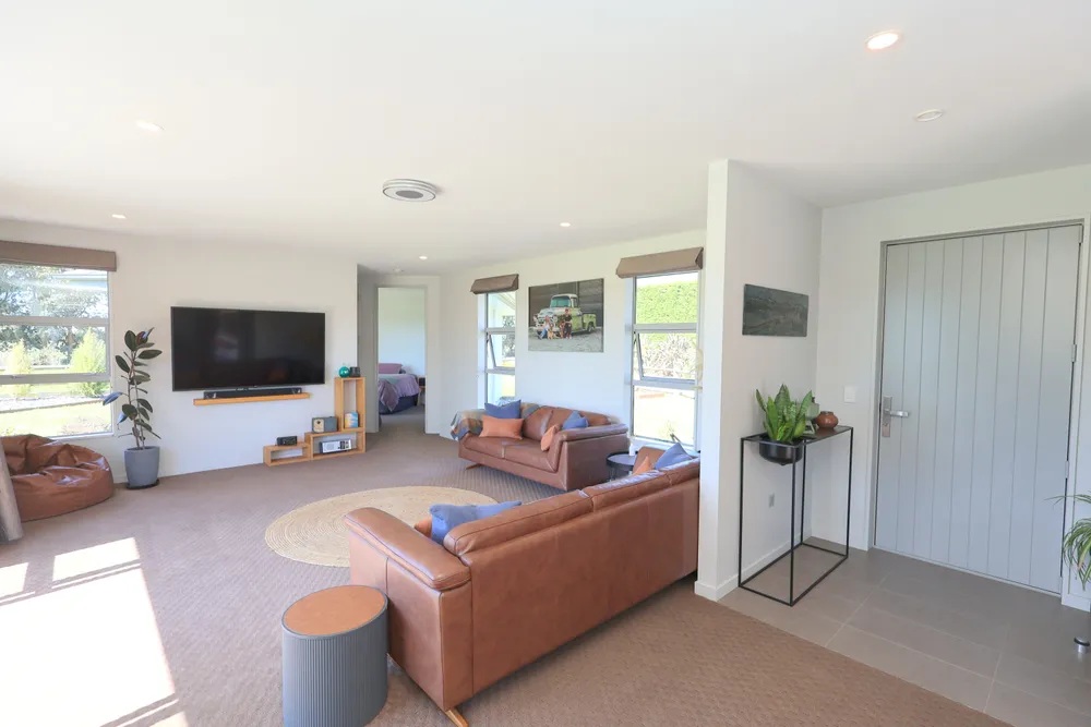 Photos of 225A Pomona Road East