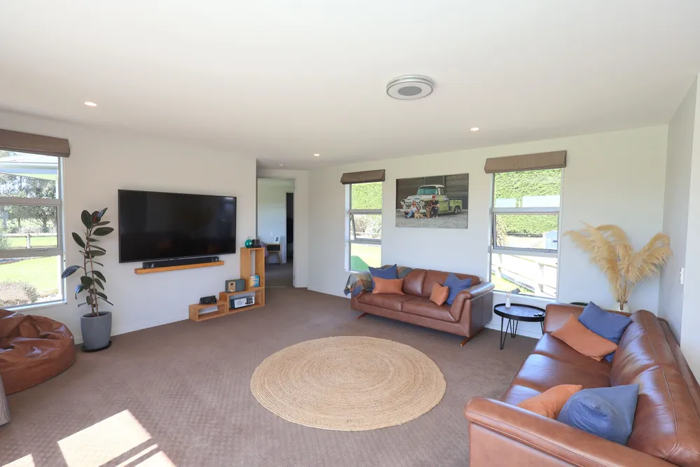 Photos of 225A Pomona Road East
