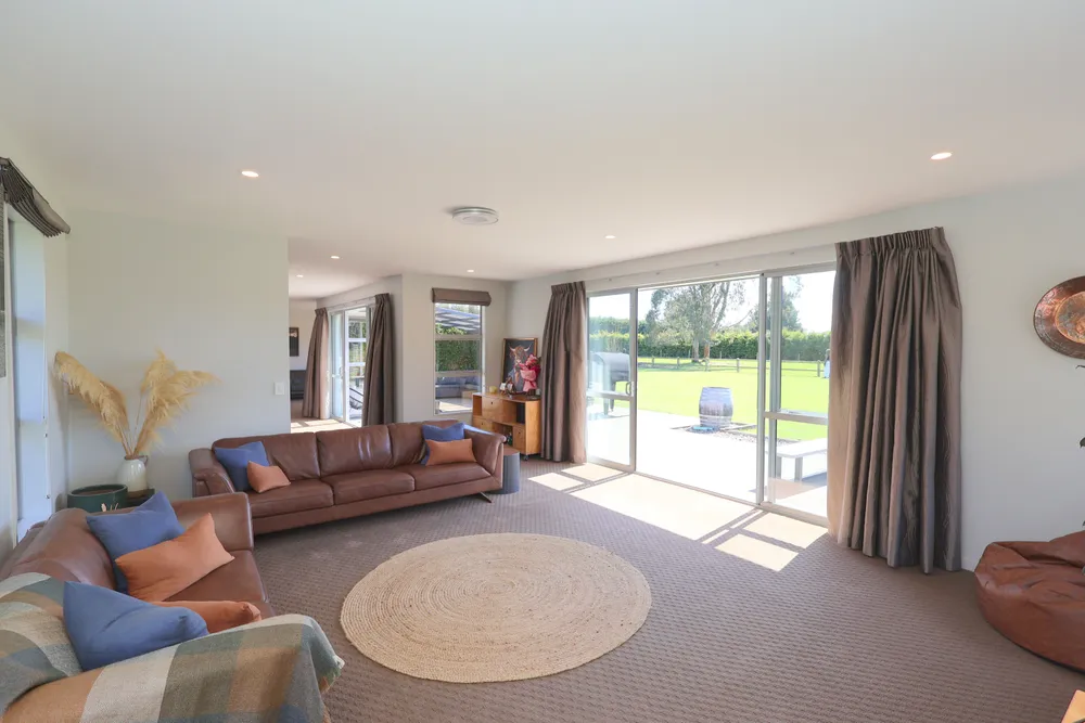 Photos of 225A Pomona Road East