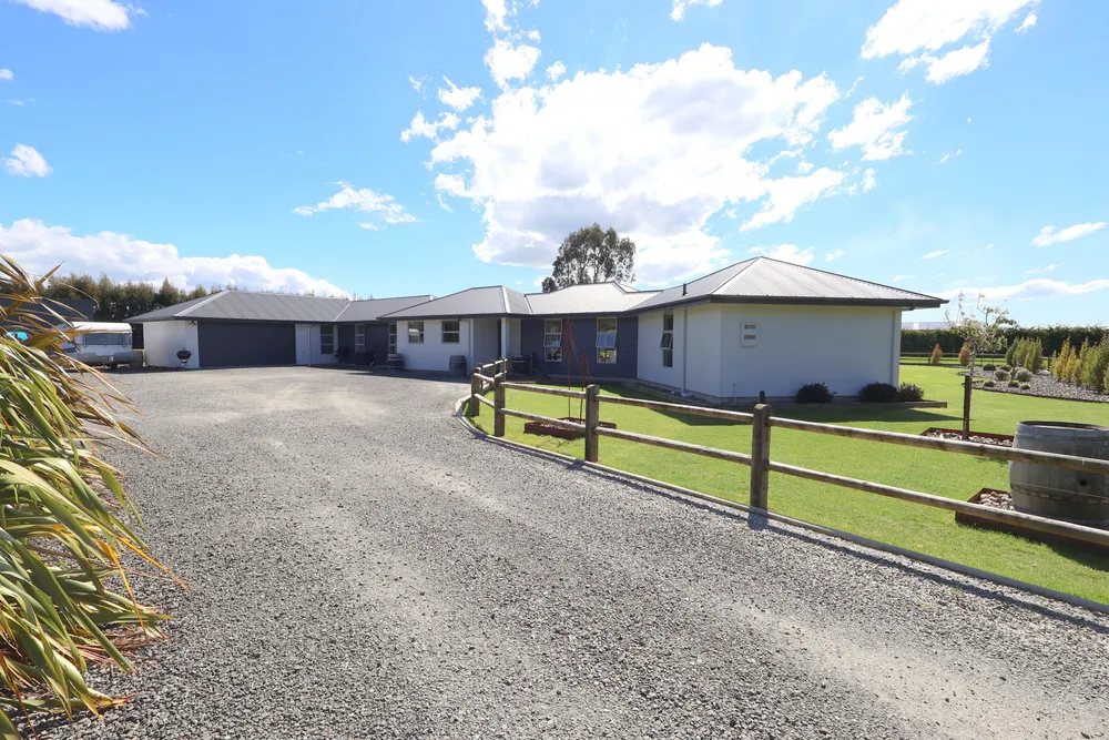 Photos of 225A Pomona Road East