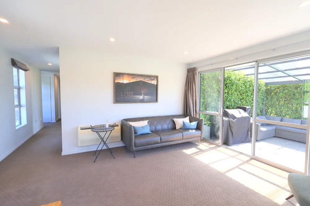 Photos of 225A Pomona Road East