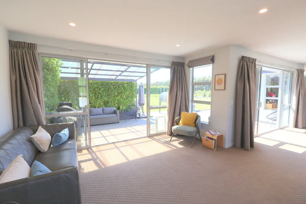 Photos of 225A Pomona Road East