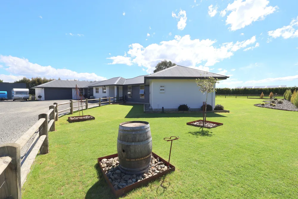 Photos of 225A Pomona Road East