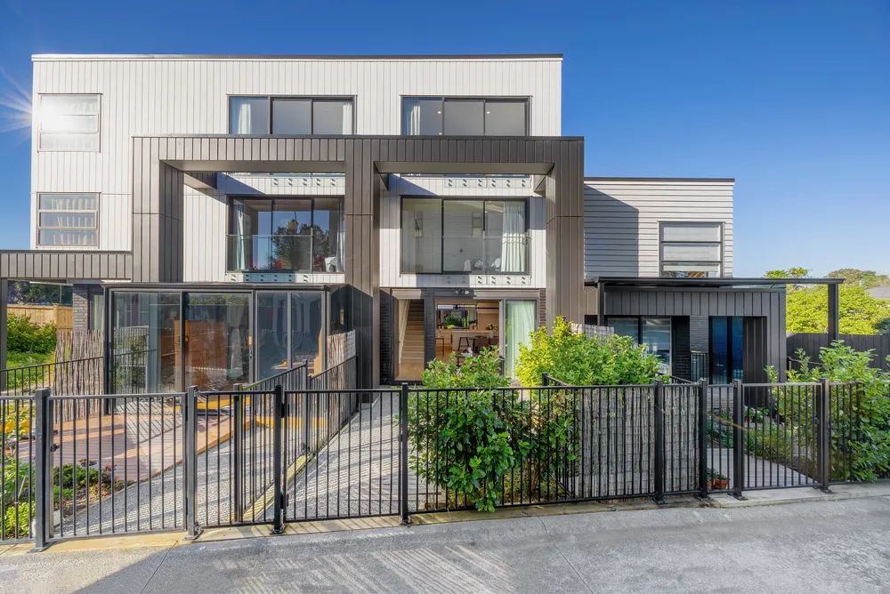 Photos of 387D Ellerslie-Panmure Highway
