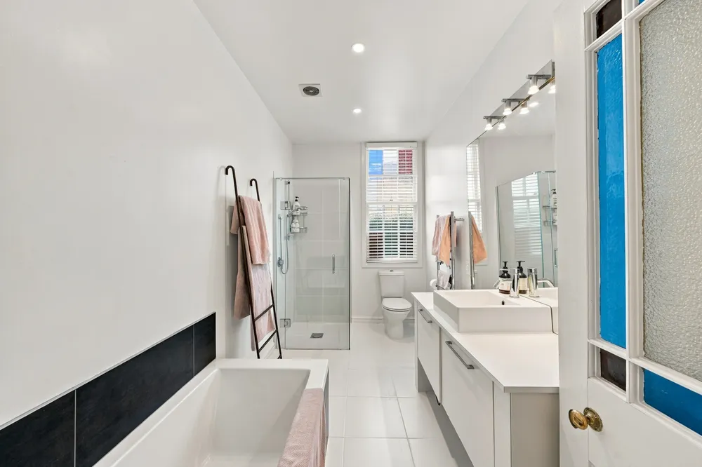 Photos of 33 Hawkesbury Avenue