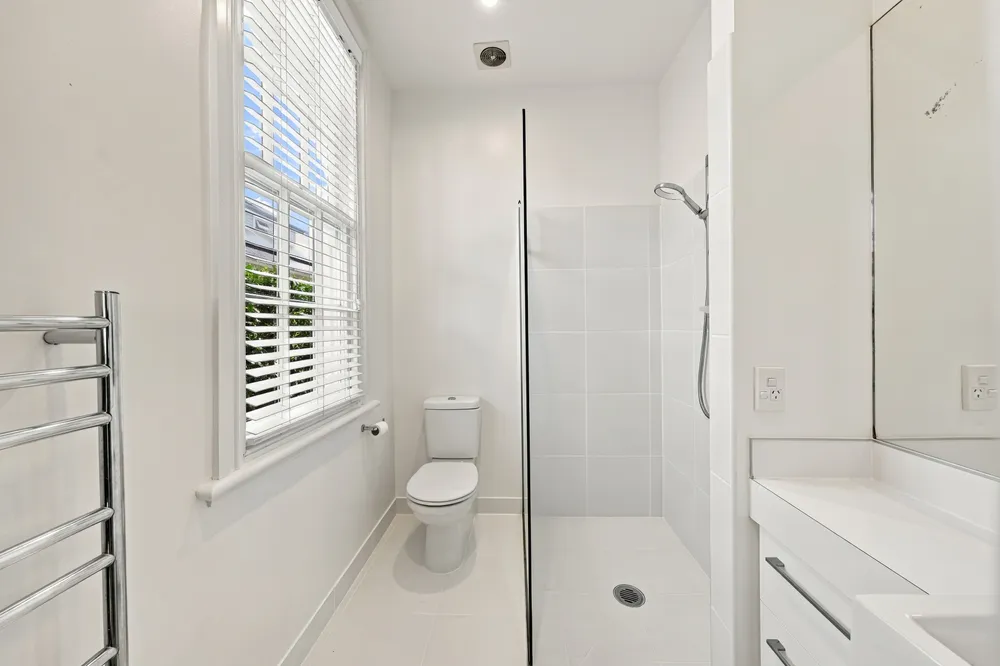 Photos of 33 Hawkesbury Avenue