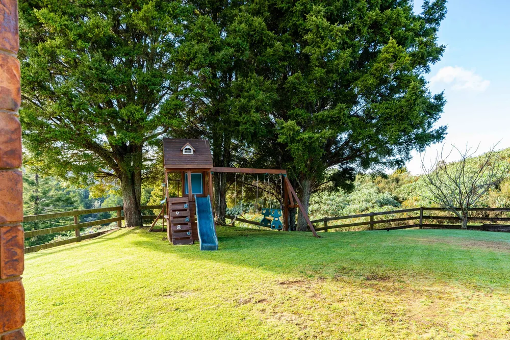 Photos of 415 Cemetery Road