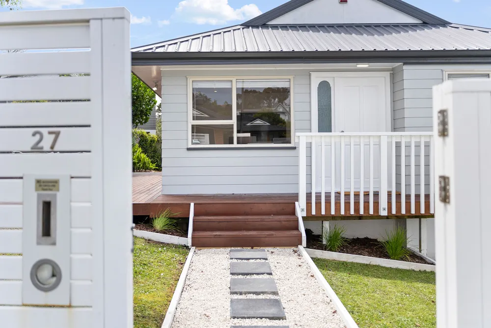 Photos of 27 Ian Sage Avenue