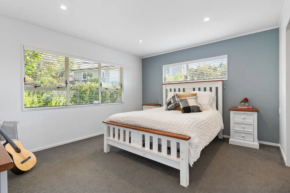 Photos of 27 Ian Sage Avenue