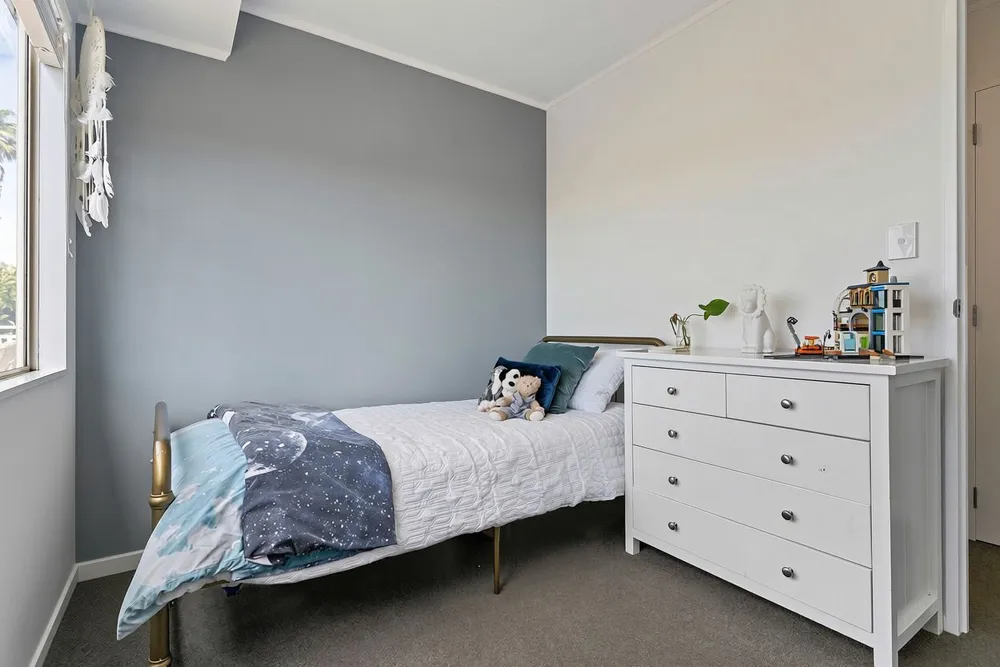 Photos of 27 Ian Sage Avenue