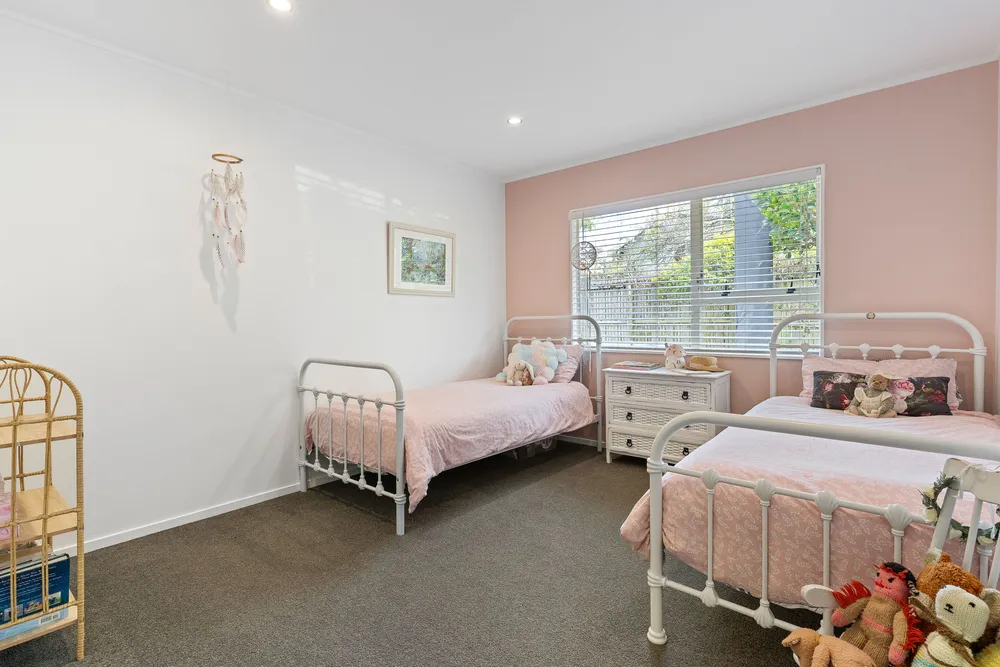 Photos of 27 Ian Sage Avenue