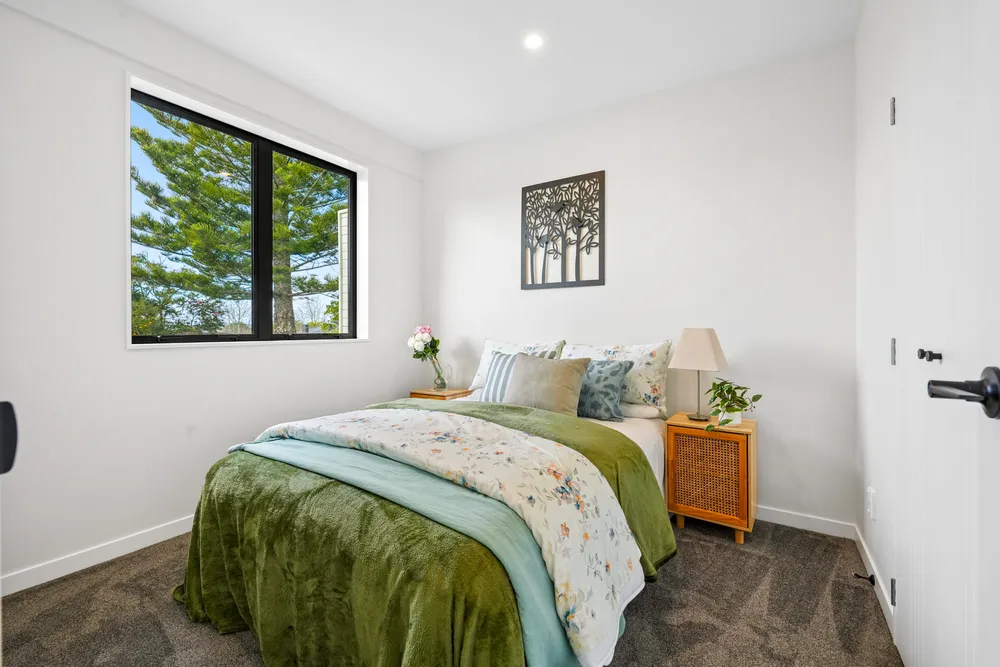Photos of 2/92 Titirangi Road