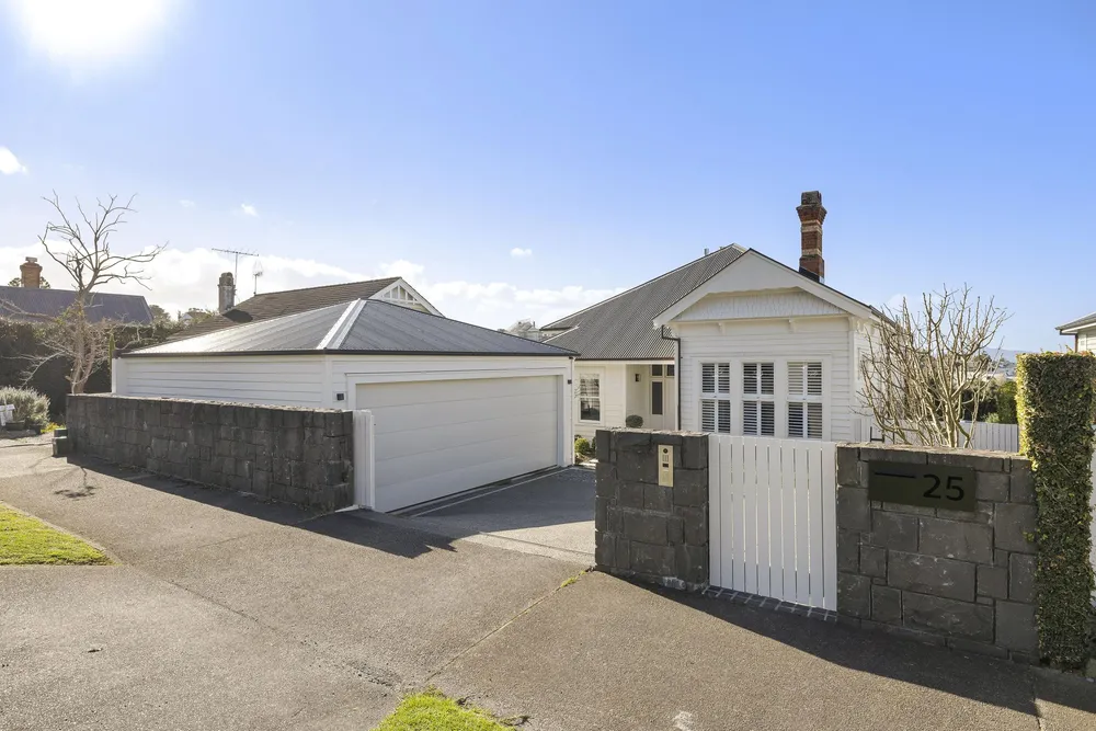 Photos of 25 Ridings Road