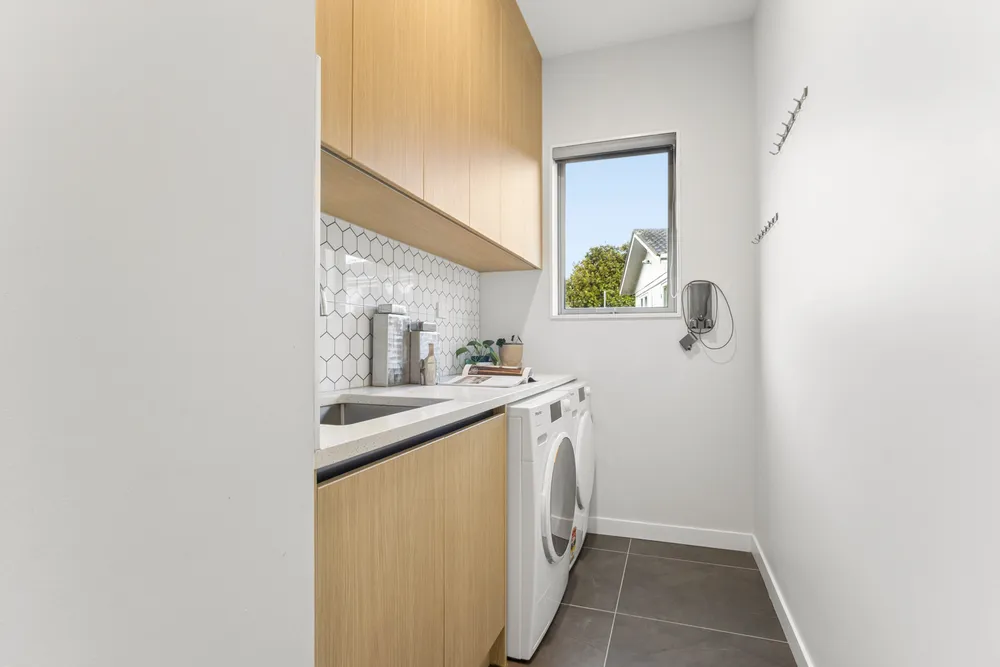 Photos of 6 Winhall Rise