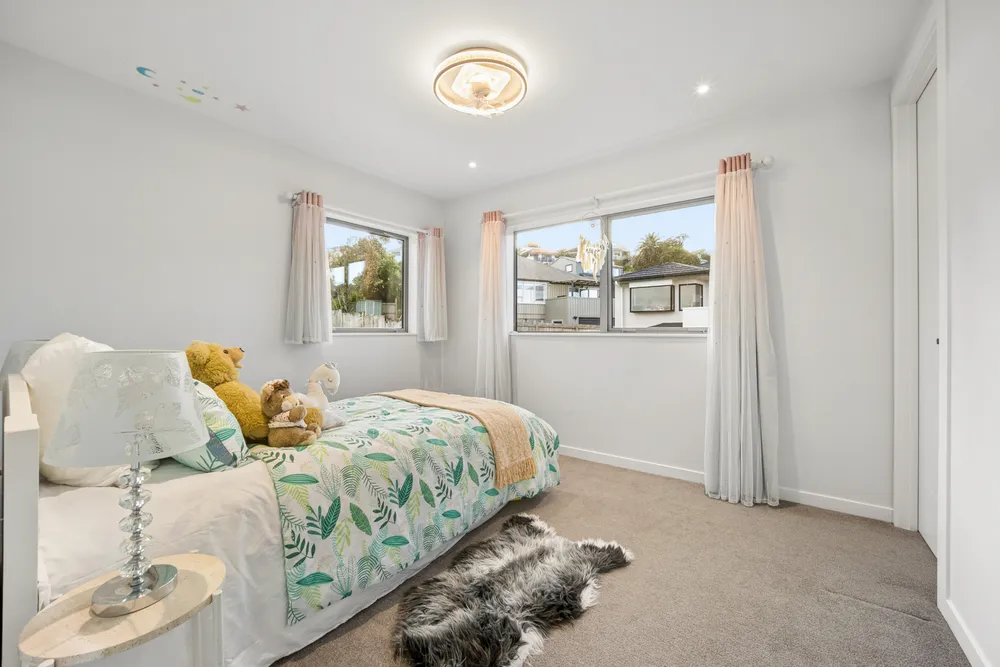 Photos of 6 Winhall Rise