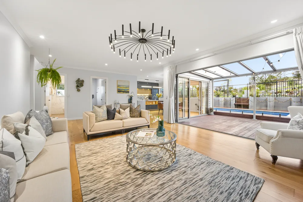 Photos of 6 Winhall Rise