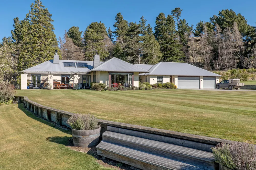Photos of 405 Upper Downs Road
