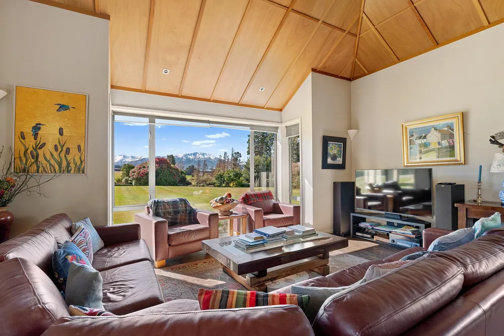 Photos of 405 Upper Downs Road