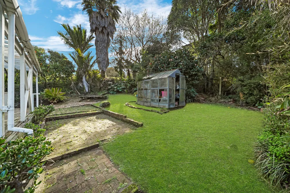 Photos of 590 Mount Albert