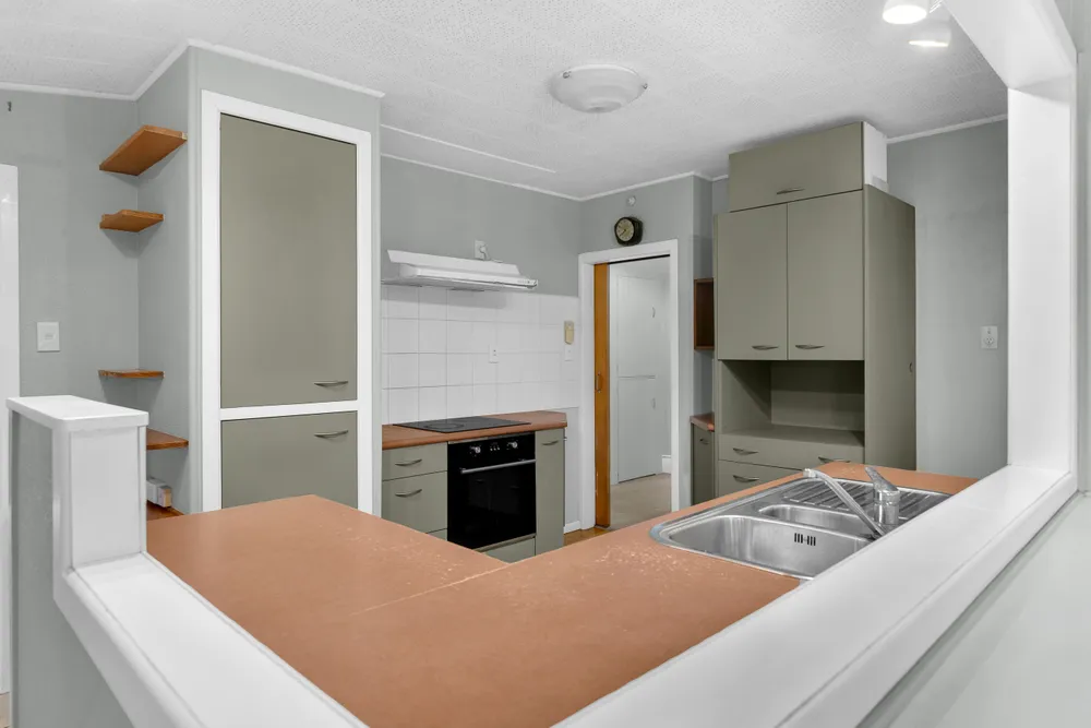 Photos of 590 Mount Albert