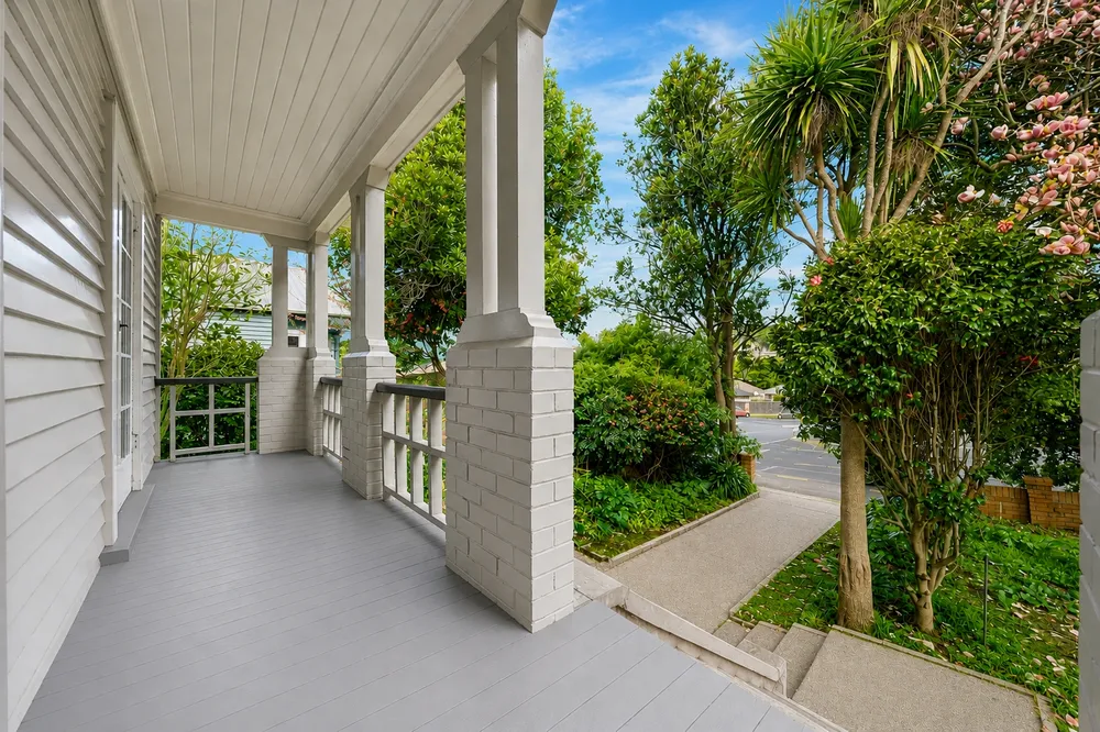Photos of 590 Mount Albert