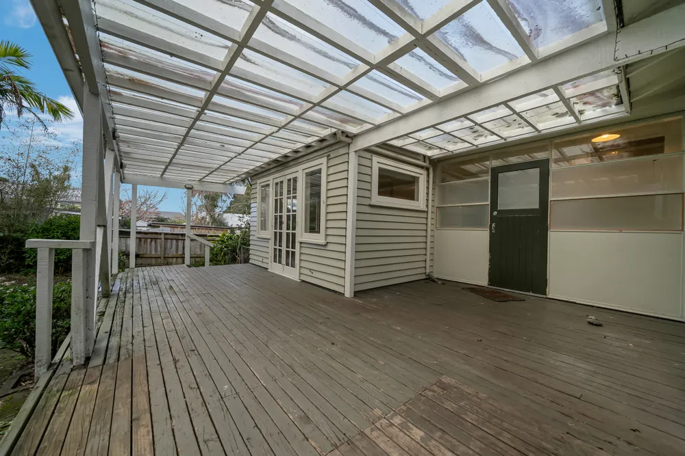 Photos of 590 Mount Albert