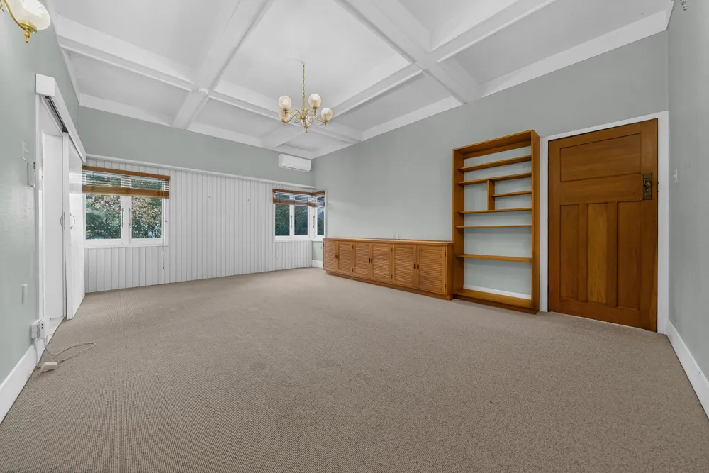 Photos of 590 Mount Albert
