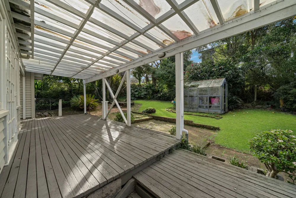 Photos of 590 Mount Albert