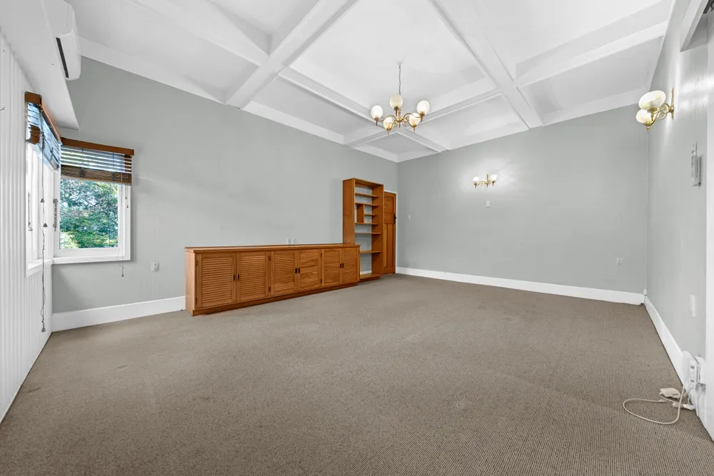 Photos of 590 Mount Albert