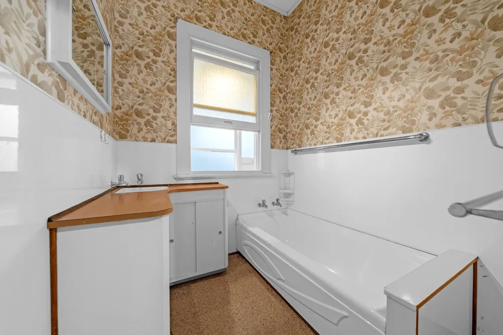 Photos of 590 Mount Albert