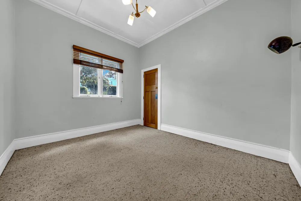 Photos of 590 Mount Albert