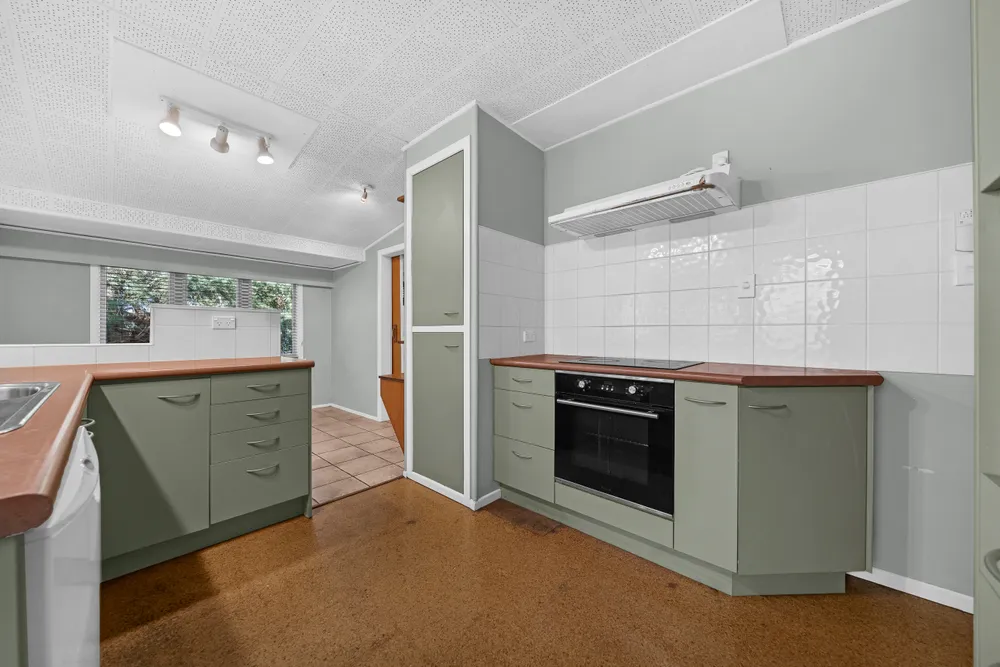 Photos of 590 Mount Albert