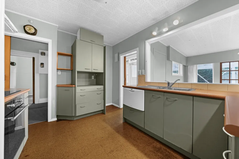 Photos of 590 Mount Albert