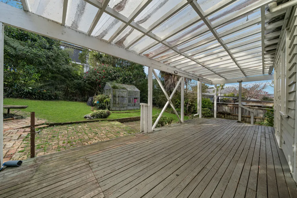 Photos of 590 Mount Albert
