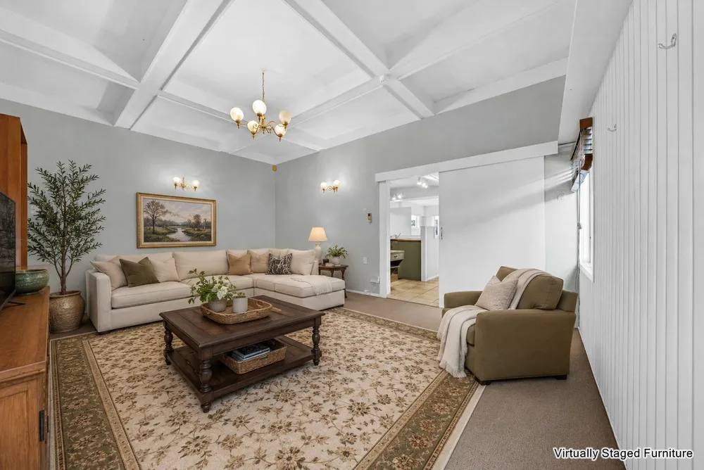 Photos of 590 Mount Albert