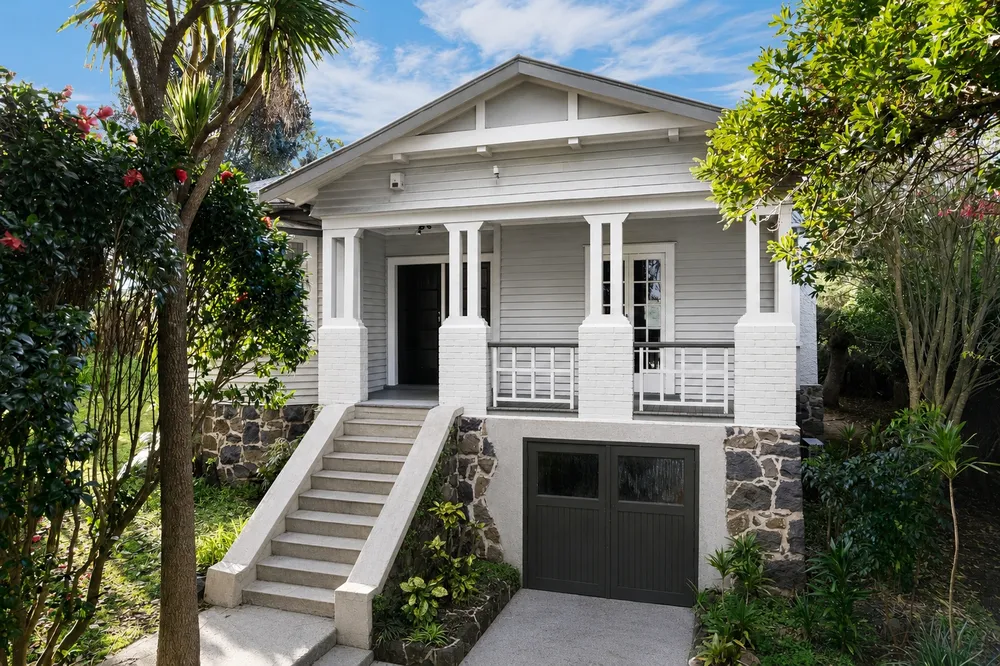 Photos of 590 Mount Albert