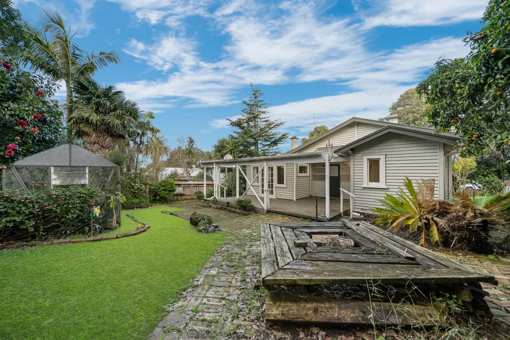 Photos of 590 Mount Albert