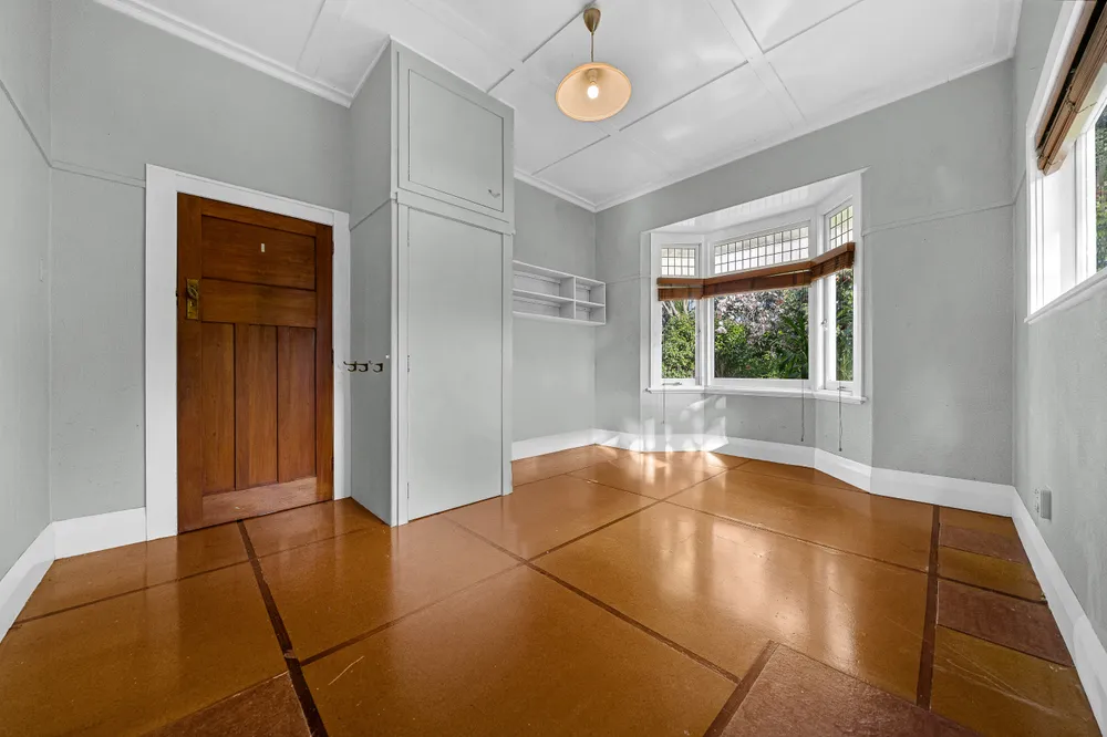 Photos of 590 Mount Albert