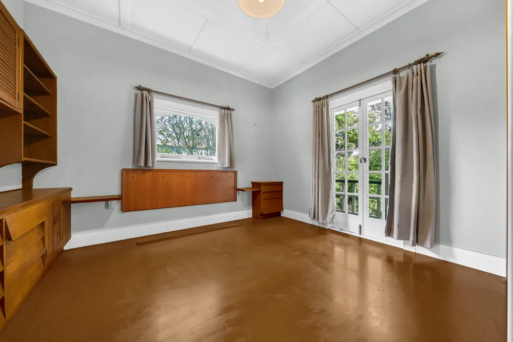 Photos of 590 Mount Albert