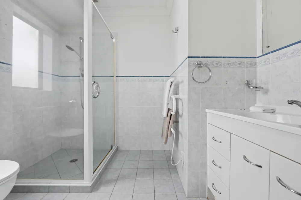 Photos of 18 Broadhurst Road