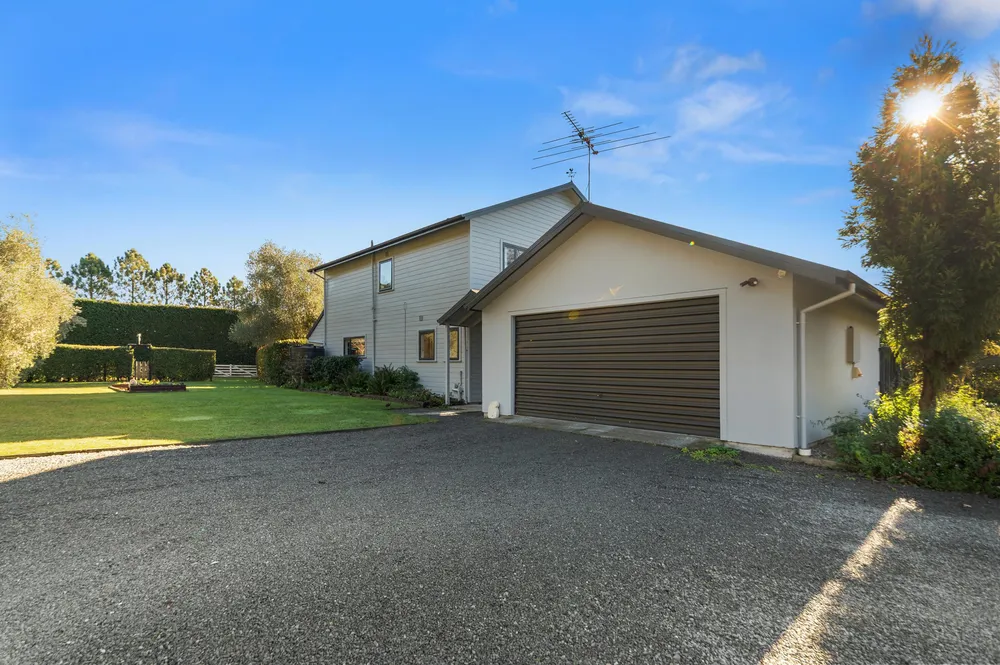 Photos of 1055 Tram Road