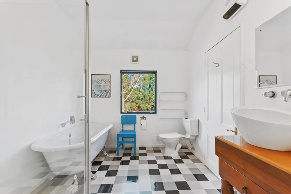Photos of 1055 Tram Road