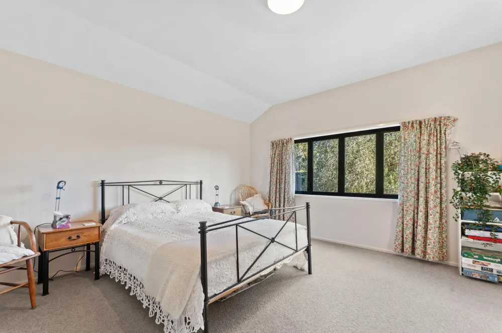 Photos of 1055 Tram Road