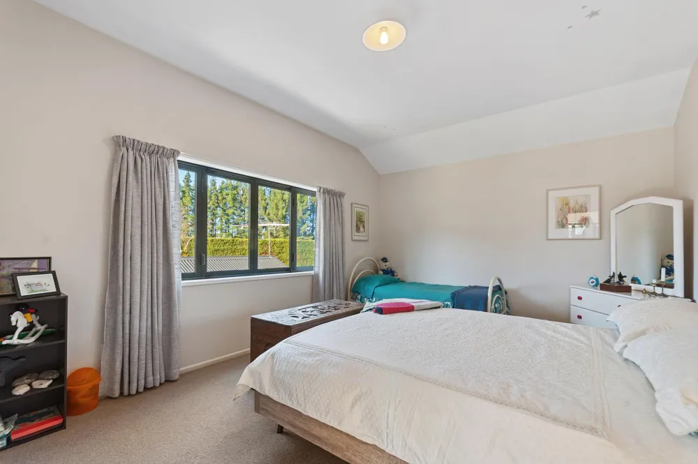 Photos of 1055 Tram Road