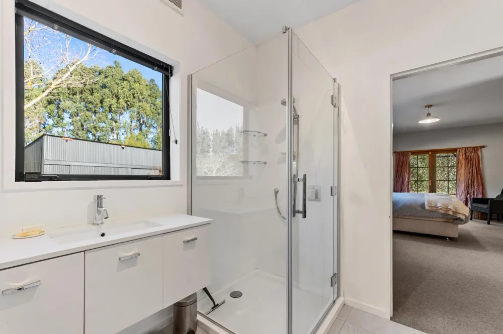 Photos of 1055 Tram Road