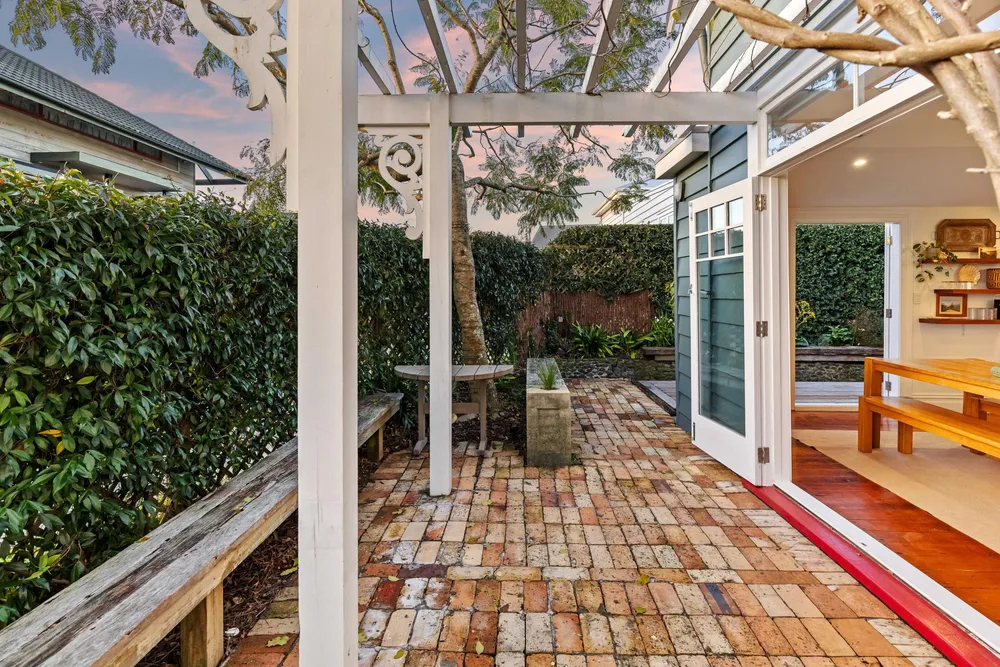 Photos of 35A Saxon Street