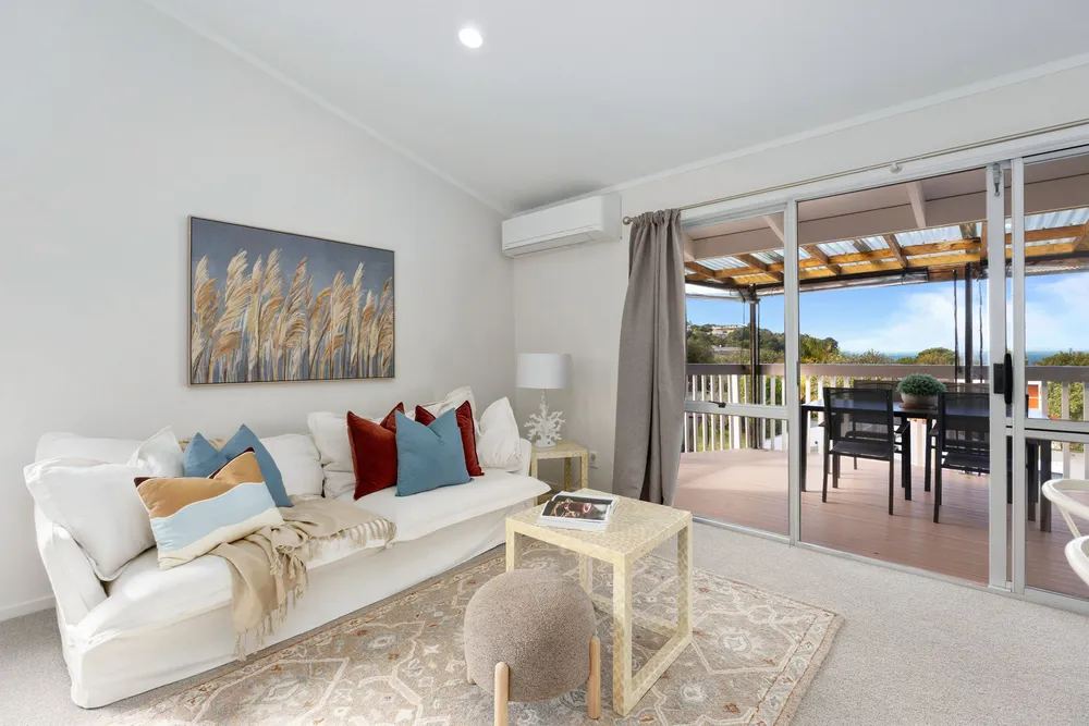 Photos of 1071 Whangaparaoa Road