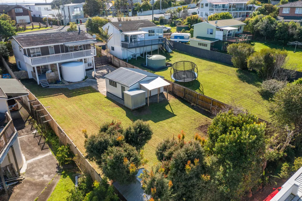 Photos of 1071 Whangaparaoa Road
