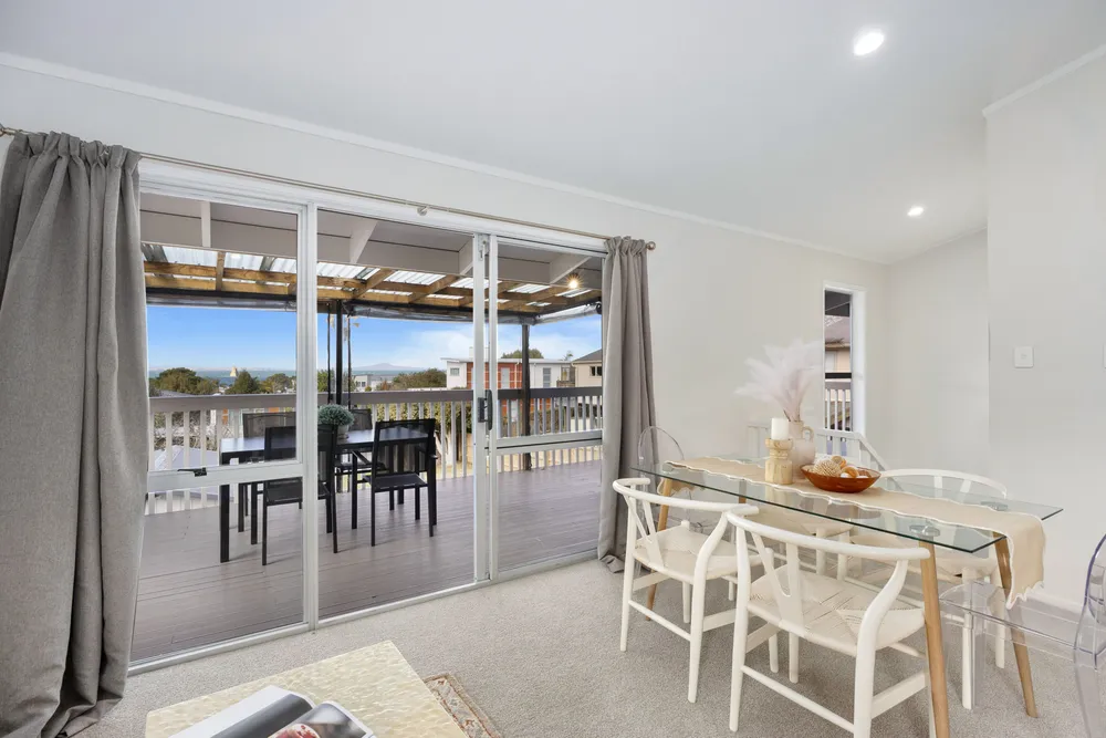Photos of 1071 Whangaparaoa Road